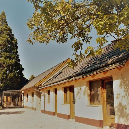 Mamutfenyő Panzió Tata Exterior foto