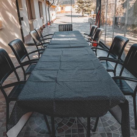 Mamutfenyő Panzió Tata Exterior foto