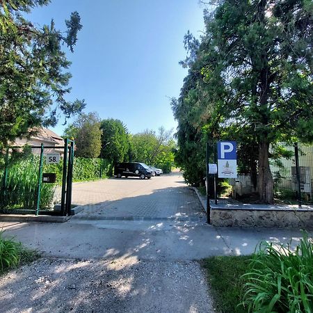 Mamutfenyő Panzió Tata Exterior foto
