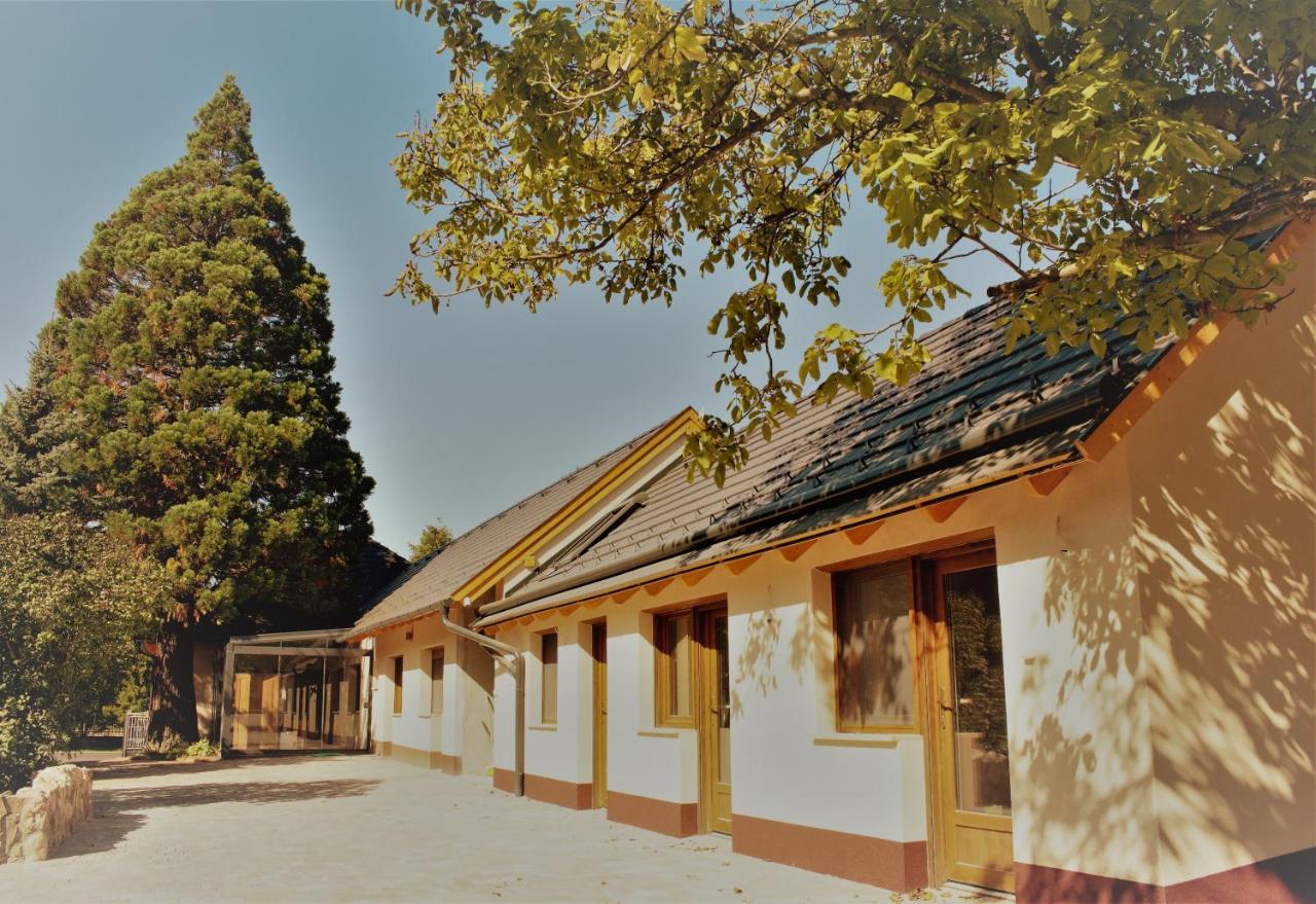 Mamutfenyő Panzió Tata Exterior foto