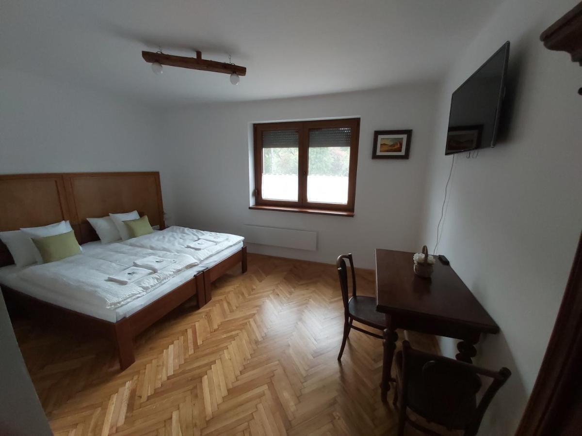 Mamutfenyő Panzió Tata Exterior foto