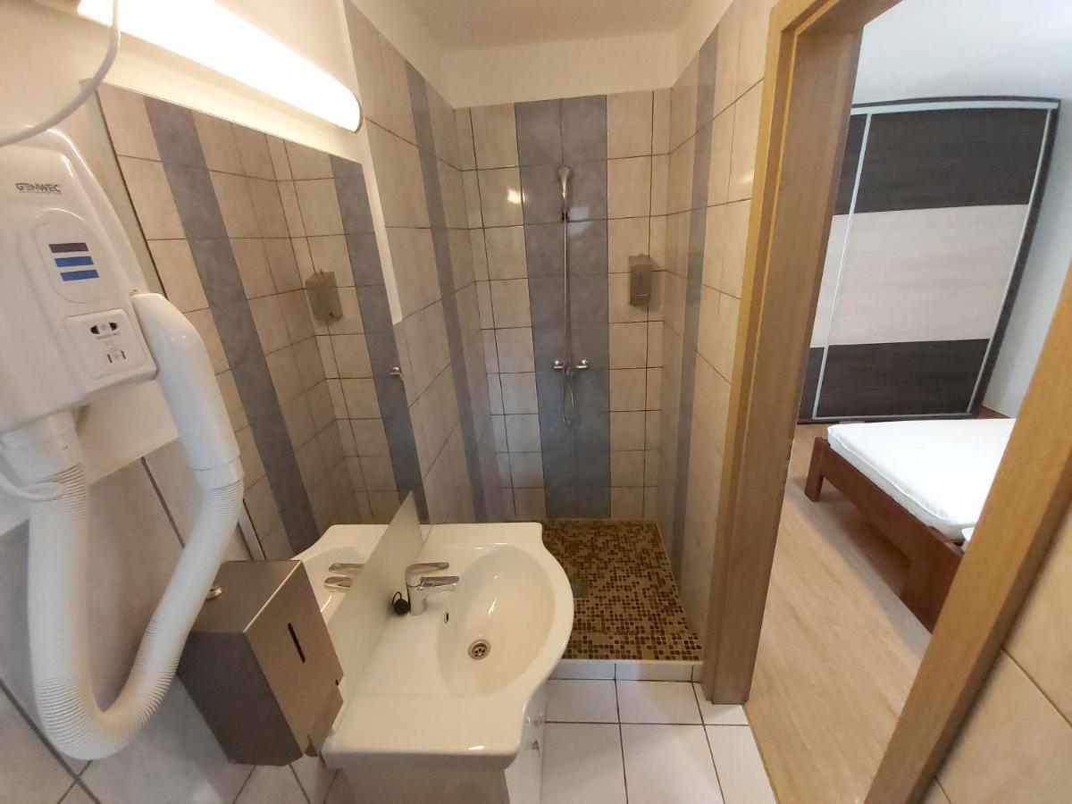 Mamutfenyő Panzió Tata Exterior foto