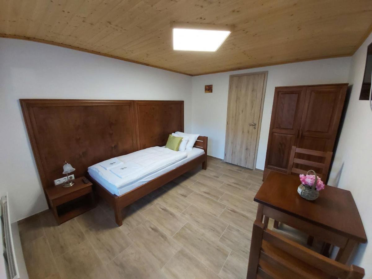 Mamutfenyő Panzió Tata Exterior foto