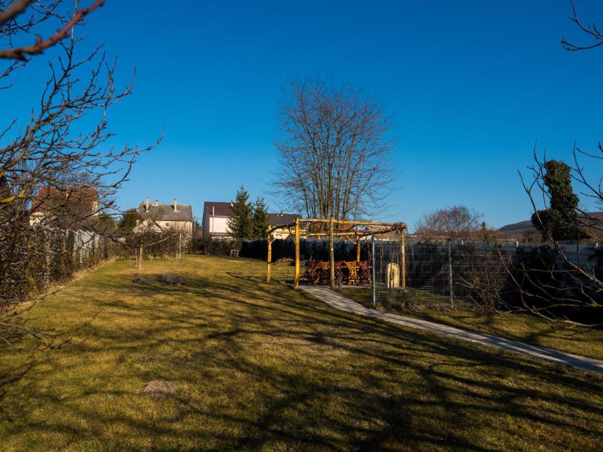 Mamutfenyő Panzió Tata Exterior foto
