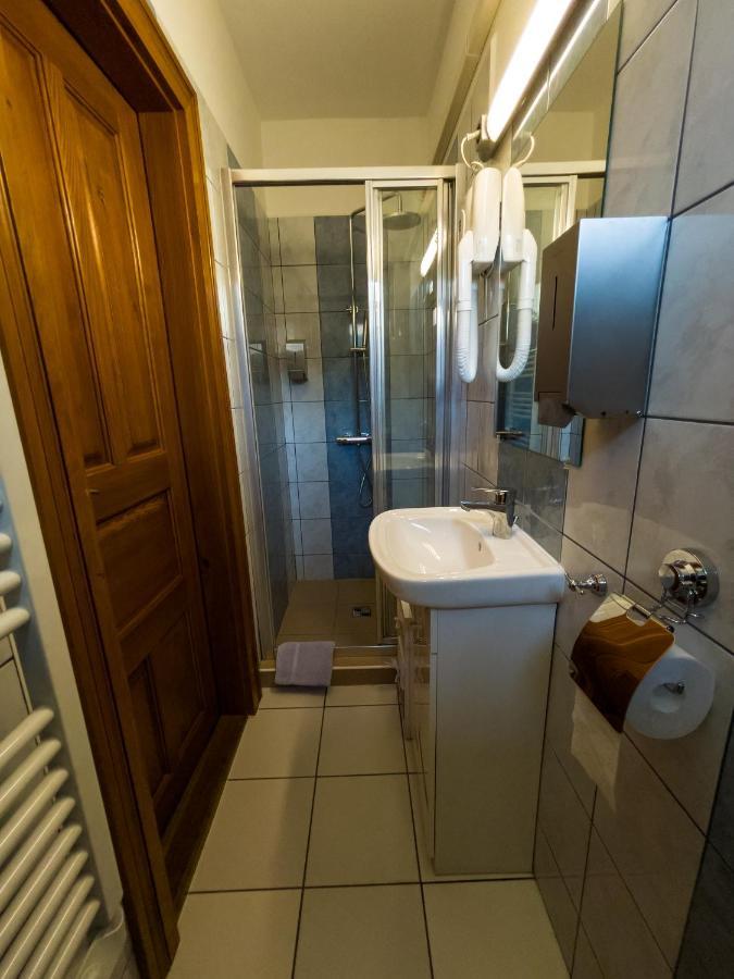 Mamutfenyő Panzió Tata Exterior foto