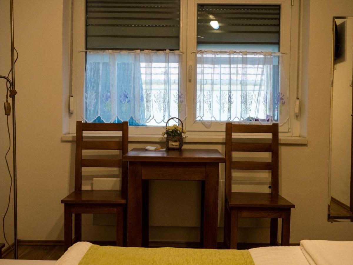 Mamutfenyő Panzió Tata Exterior foto