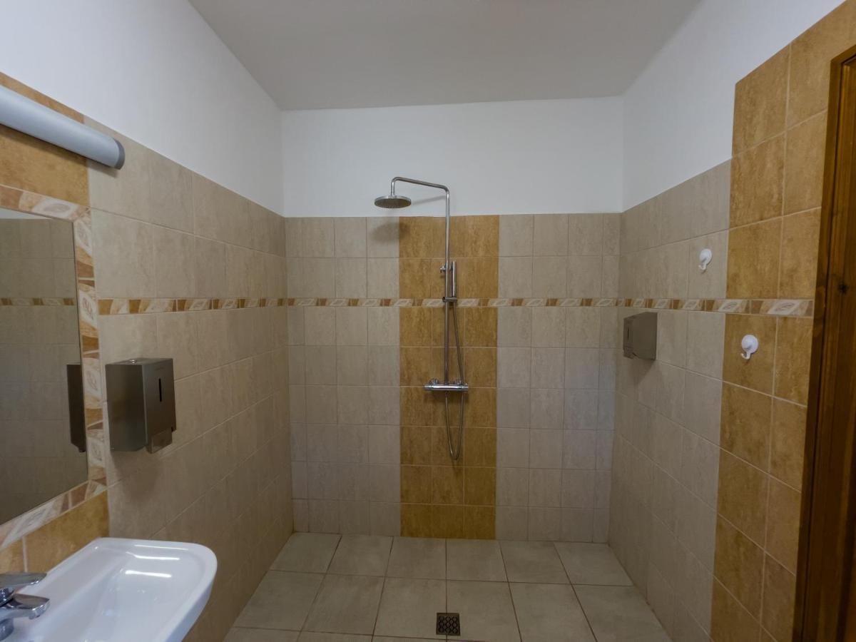Mamutfenyő Panzió Tata Exterior foto