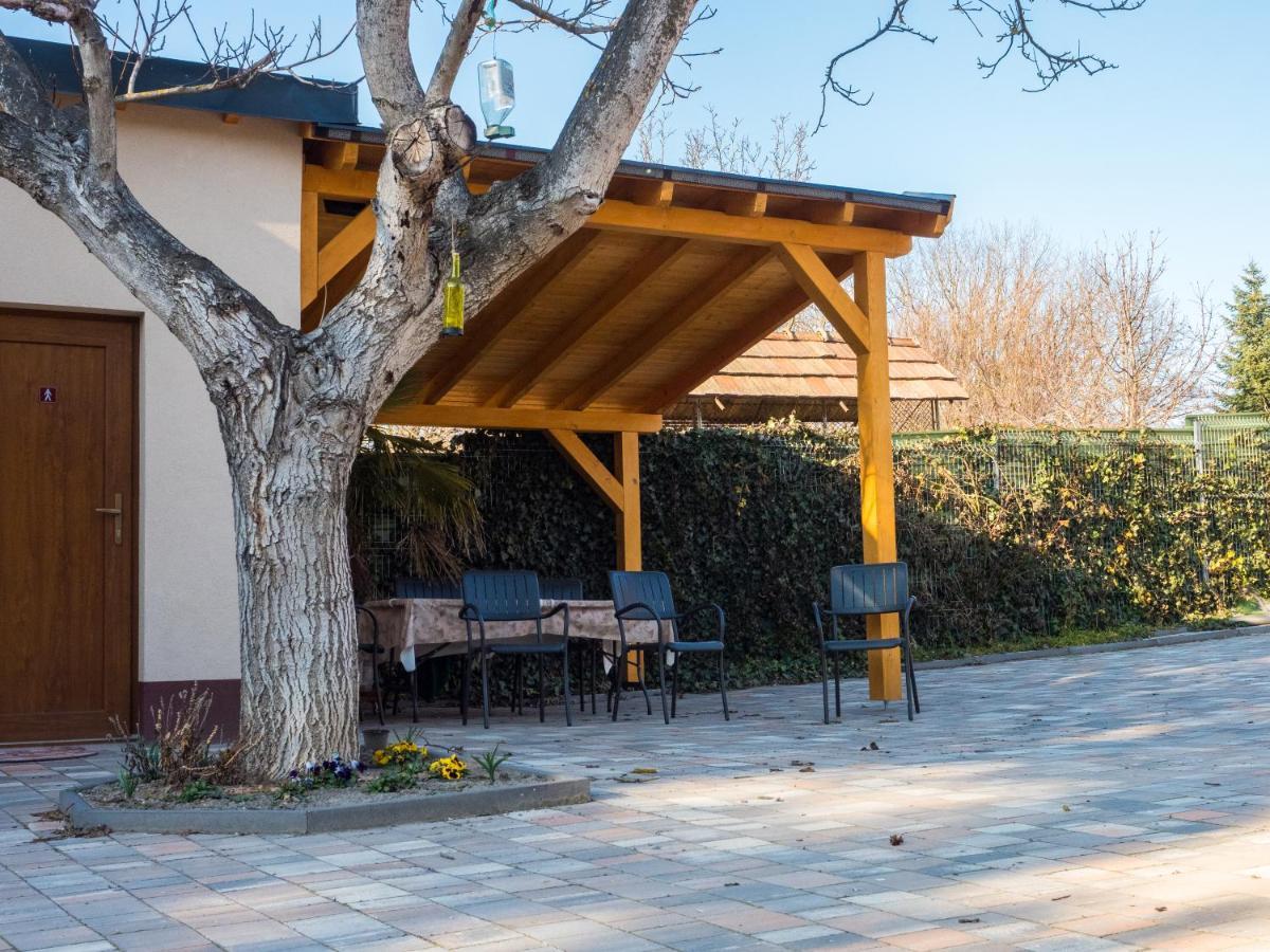 Mamutfenyő Panzió Tata Exterior foto